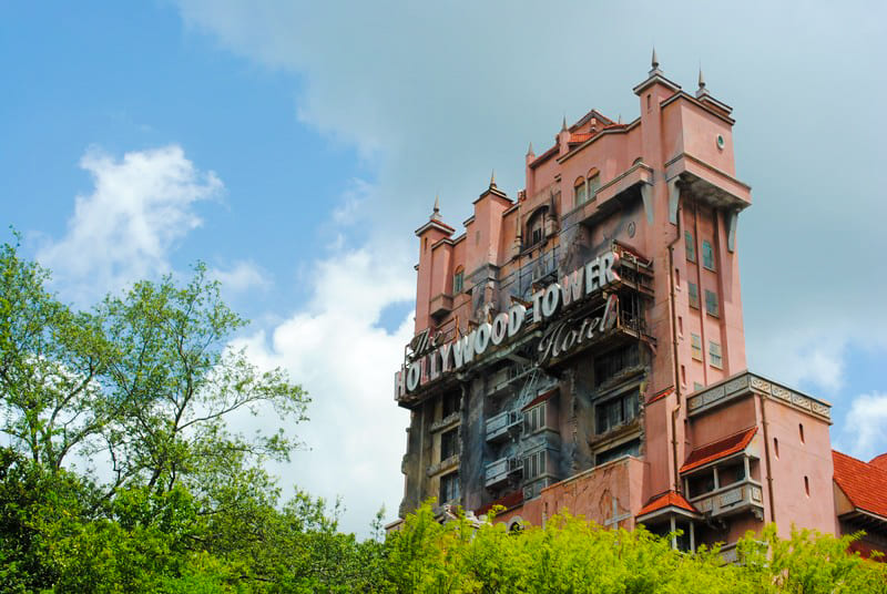 Acercamiento a la fachada del Hollywood Tower Hotel.