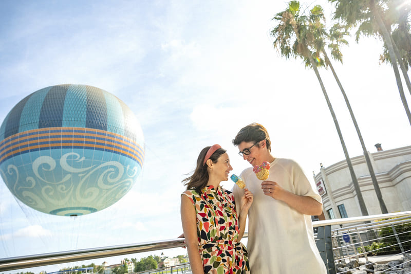 Pareja con helados y globo aerostático en Disney Springs