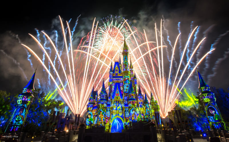 Castillo de Disney iluminado con fuegos artificiales durante el show nocturno