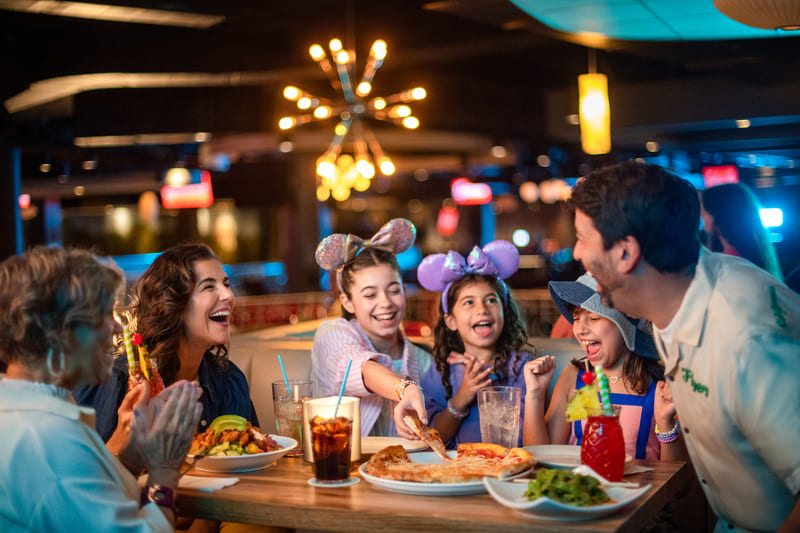 Familia disfrutando de una cena en interiores en Disney Springs