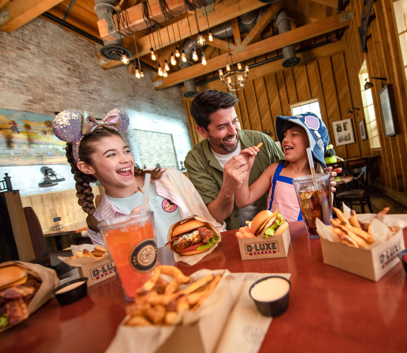 Familia disfrutando hamburguesas en D-Luxe Burger en Disney Springs