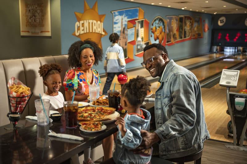 Familia cenando y jugando bolos en Splitsville Disney Springs