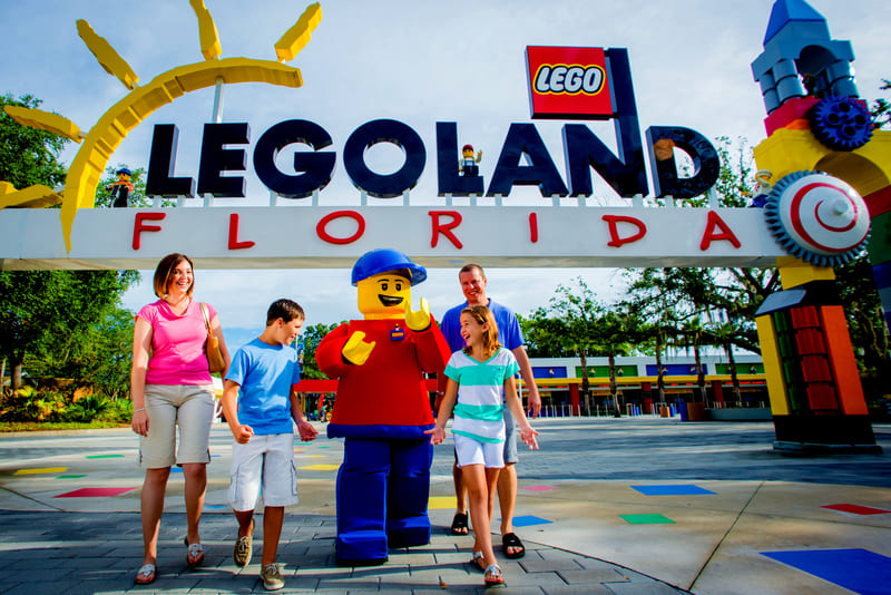 Familia disfrutando la entrada de Legoland Florida con un personaje LEGO