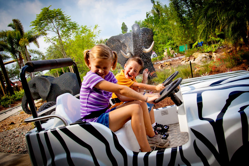 Niños disfrutando de un paseo en cebra en Legoland Florida