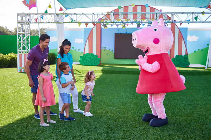 Niños conociendo al personaje de Peppa Pig en el parque temático