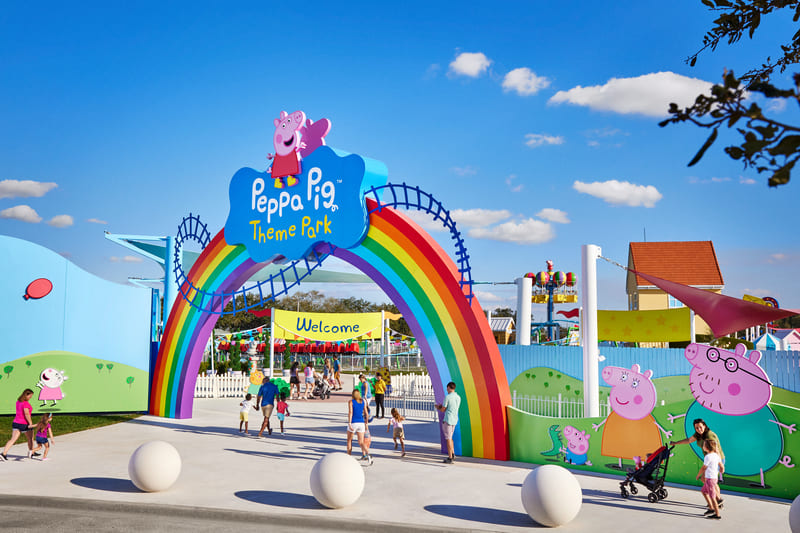 Entrada del parque de Peppa Pig con arcoíris de colores