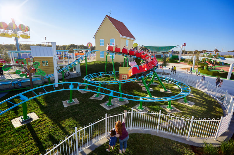 Montaña rusa en el Parque Temático de Peppa Pig