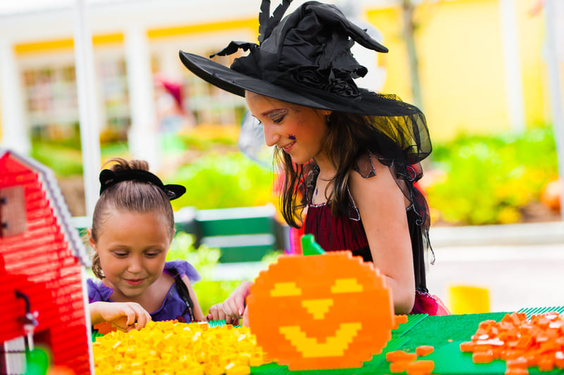 Niños construyendo una calabaza LEGO en Legoland Florida