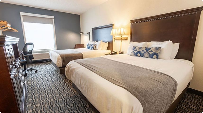 two queen beds at savannah house hotel in branson