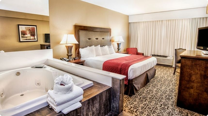 jacuzzi king room at grand oaks hotel branson