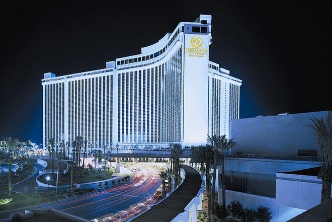 Artista tributo a Elvis en el escenario frente a un público sentado