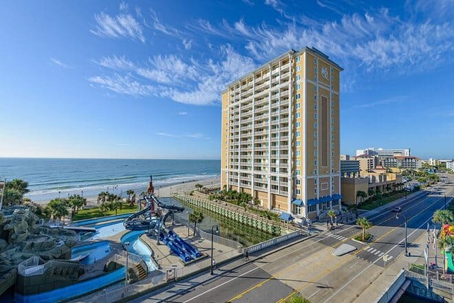 Resort frente al mar en Myrtle Beach con acceso a playa y piscina