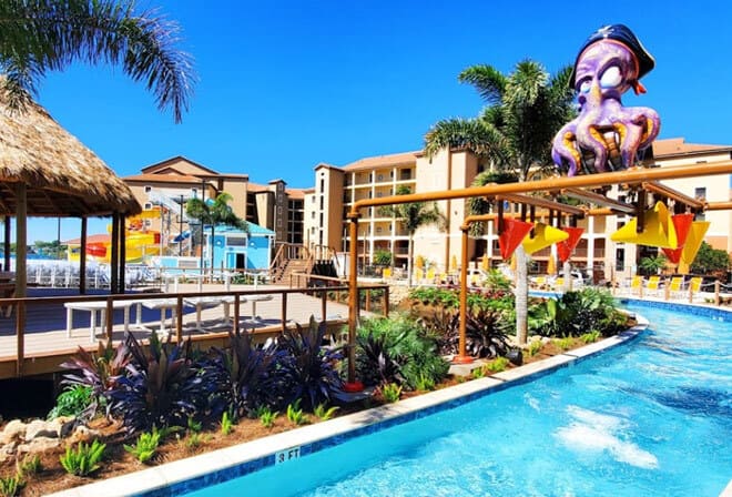 Piscina de un resort en Orlando con palmeras y edificios en un día soleado