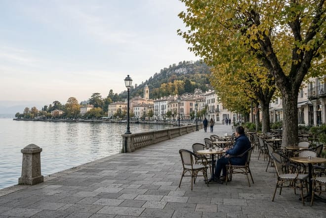 Paseo tranquilo junto a un lago en otoño con mesas de café casi vacías