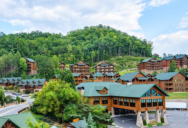 Resort estilo lodge rodeado por las montañas boscosas de las Smoky Mountains